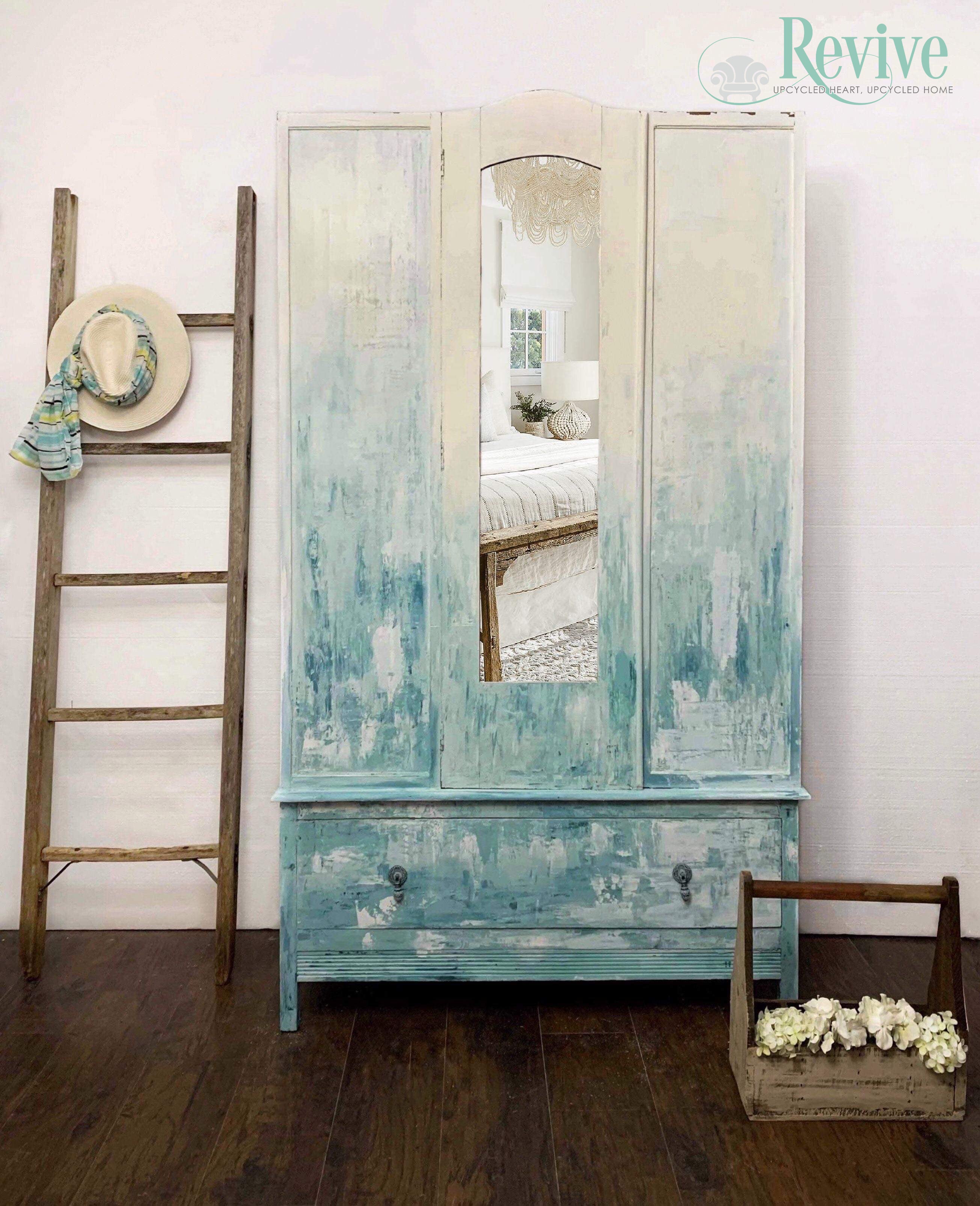 A Seaside Wardrobe Using Venetian Plaster